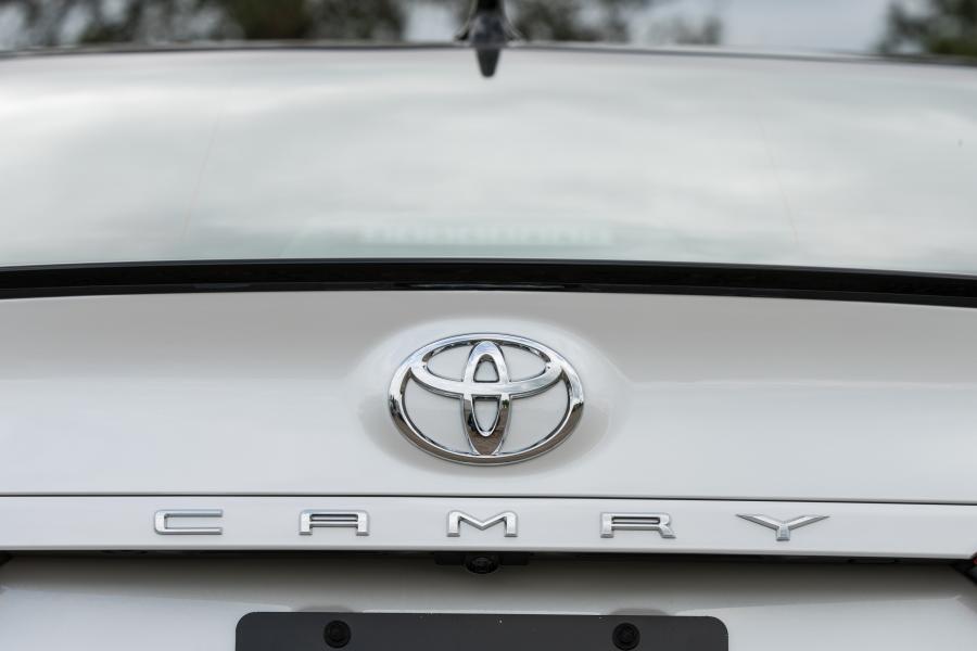Логотип Toyota Camry XSE 2017 года  (NA) (фото 24 из 55)